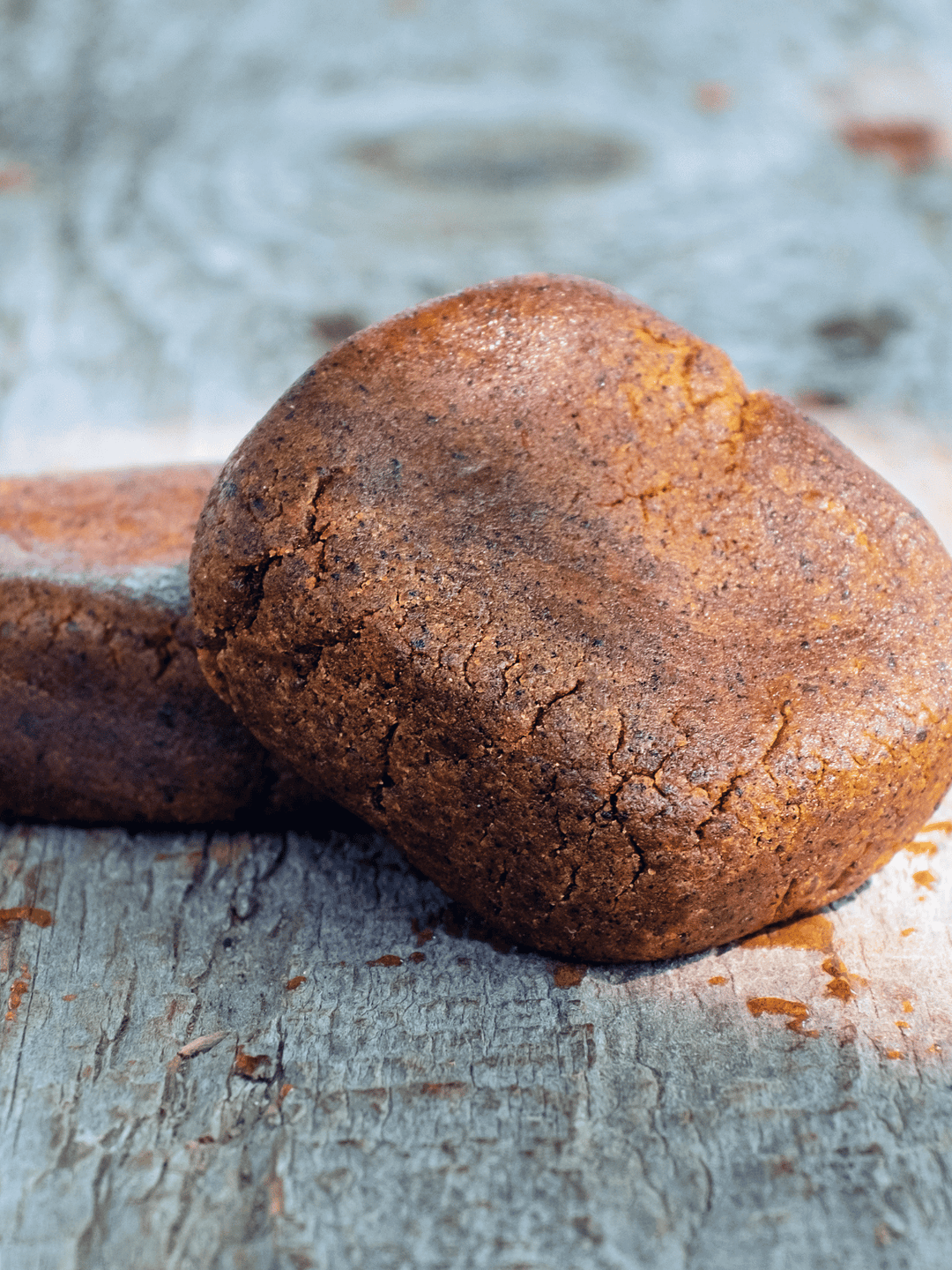 Cannabis Hashisch auf einem Holztisch